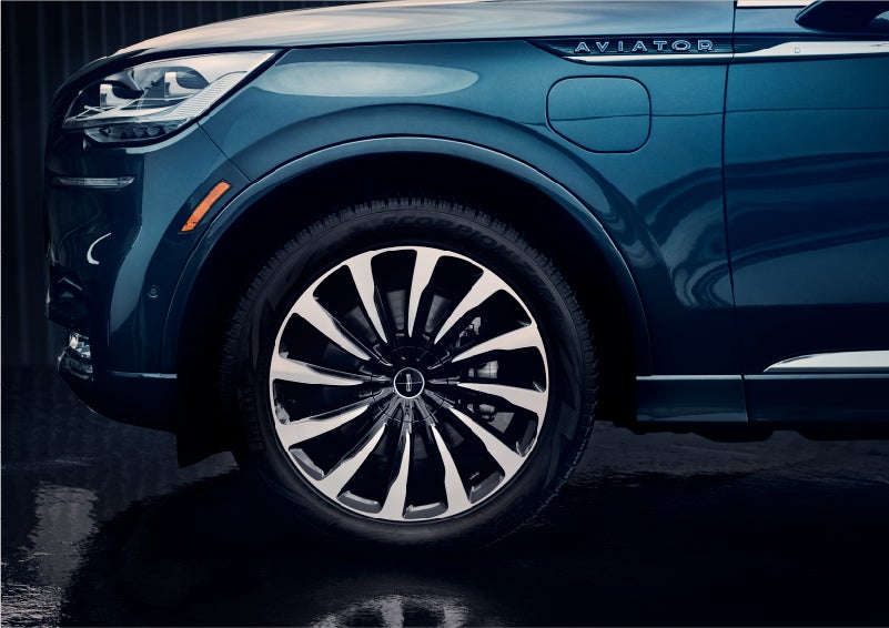The 2023 Lincoln Aviator® Black Label Grand Touring model with unique 12-spoke wheel | Vision Lincoln in Wahpeton ND