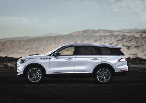 A Lincoln Aviator® SUV is parked on a scenic mountain overlook | Vision Lincoln in Wahpeton ND
