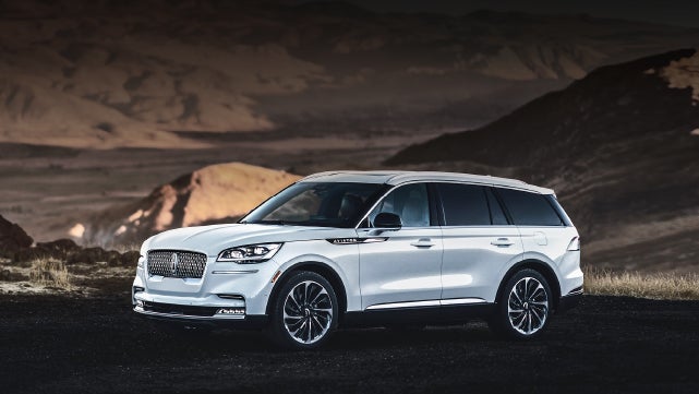 A 2024 Lincoln Aviator® SUV is parked at a mountain overlook | Vision Lincoln in Wahpeton ND