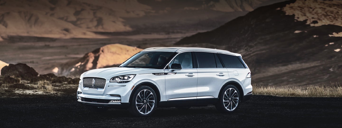 A 2024 Lincoln Aviator® SUV is parked at a mountain overlook | Vision Lincoln in Wahpeton ND