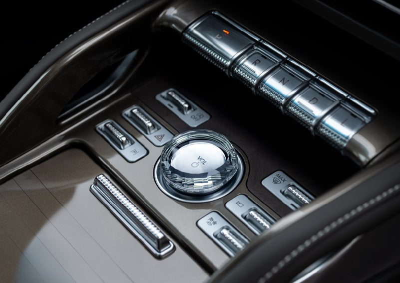 A crystal-inspired volume knob is shown in the center floor console of a 2024 Lincoln Nautilus® SUV. | Vision Lincoln in Wahpeton ND